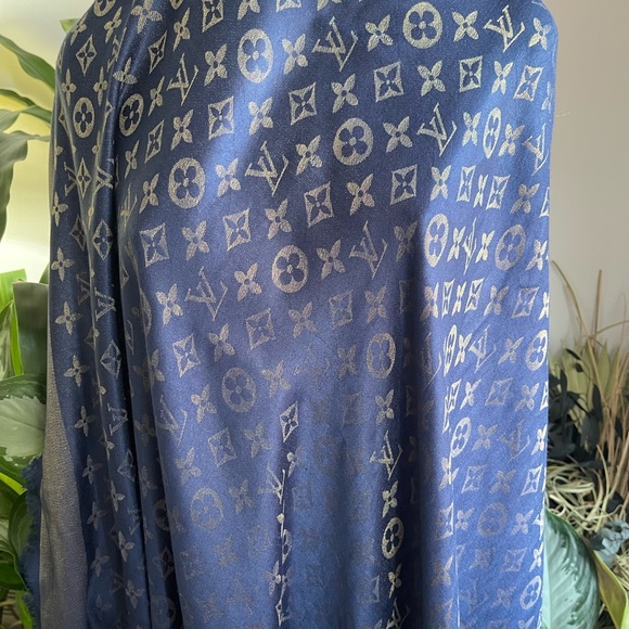 Louis Vuitton Silk Monogram Wrap/Shawl Scarf. - Picture 3 of 16
